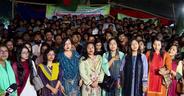সমবেত কণ্ঠে জাতীয় সংগীত পরিবেশন করছেন শিক্ষার্থীরা